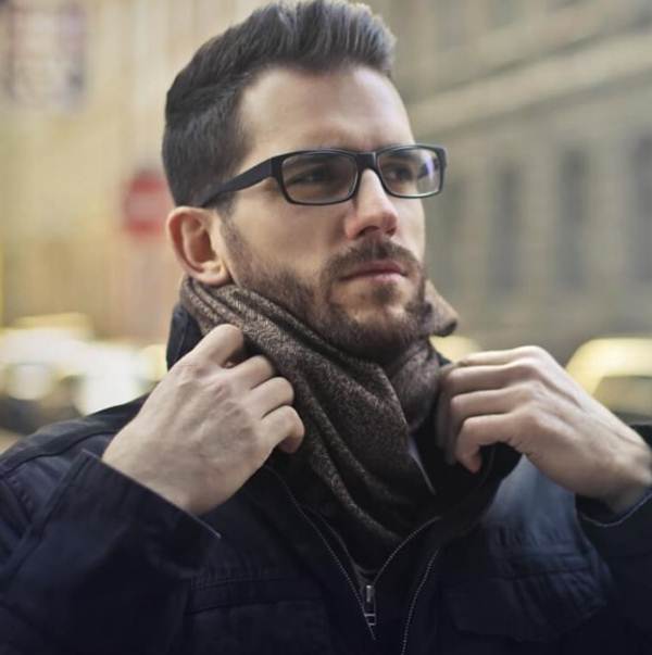 model kacamata minus pria sesuai bentuk wajah